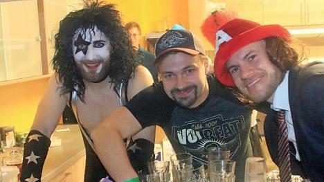 Das Bar-Team, geleitet vom Stürmer des TSV, Maximilian Dietz, hatte jede Menge zu tun.