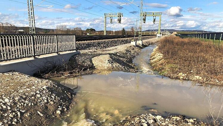 Der Kreuzbach-Durchlass ist infolge der Aktivitäten des Bibers verstopft. Foto: privat