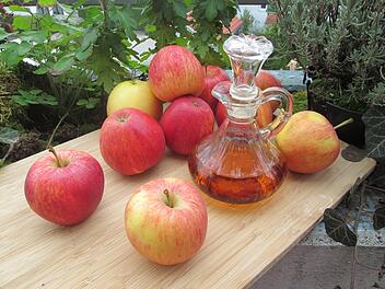 Apfelessig ist ein bewährtes Wundermittel: Er lindert Verdauungsprobleme, bekämpft Pilze und Bakterien und soll sogar das Tumorwachstum hemmen und das Herz schützen. Foto: wicherek/pixabay.com.