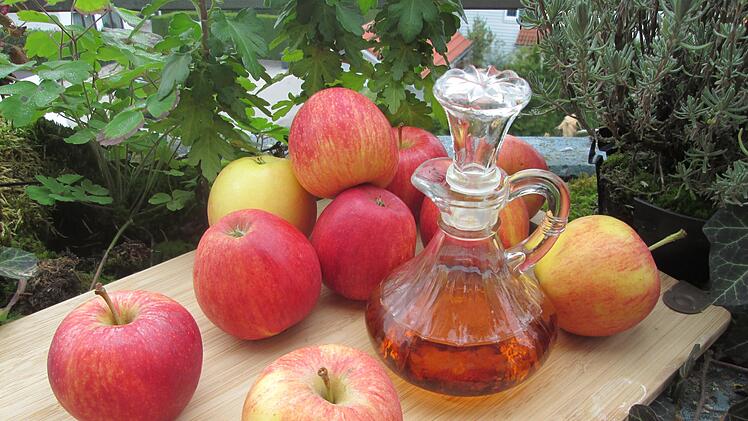 Apfelessig ist ein bewährtes Wundermittel: Er lindert Verdauungsprobleme, bekämpft Pilze und Bakterien und soll sogar das Tumorwachstum hemmen und das Herz schützen. Foto: wicherek/pixabay.com.