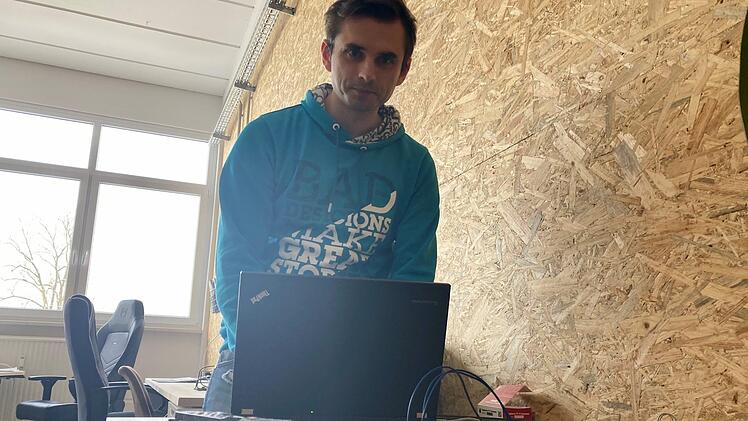 Patrick Dabrowski entwickelt ein Programm, das hilft Produktionsabläufe zu optimieren.