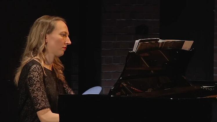 Der Bariton Daniel Carison interpretiert Beethovens Liederzyklus in der Reihe "Klassik am Sonntag". Am Flügel: Mairi Harris-Grewar.Foto: Screenshot/Video Martin Trepl