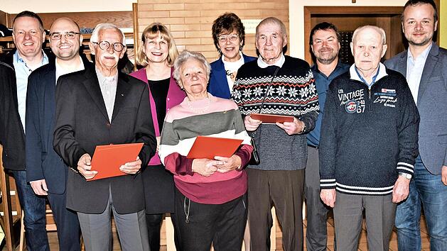 Mit Berthold D&uuml;ck, Anni Lawatsch und Dieter Teuber (mit roten Mappen, v. l.) konnten Mitglieder ausgezeichnet werden, die &uuml;ber Jahrzehnte dem SPD-Ortsverein die Treue gehalten haben. Mit den drei Geehrten freuen sich SPD-Verantwortliche und Weggef...