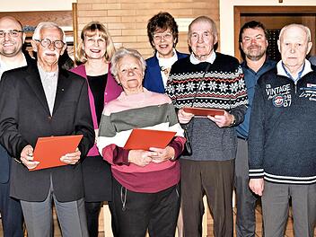 Mit Berthold D&uuml;ck, Anni Lawatsch und Dieter Teuber (mit roten Mappen, v. l.) konnten Mitglieder ausgezeichnet werden, die &uuml;ber Jahrzehnte dem SPD-Ortsverein die Treue gehalten haben. Mit den drei Geehrten freuen sich SPD-Verantwortliche und Weggef...