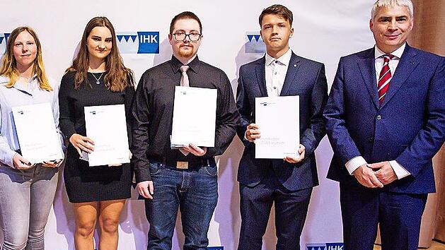 Als Pr&uuml;fungsbeste wurden in Heroldsbach geehrt (v. l.): Pauline Schubert, Leonie N&uuml;tzel, Alexander Zehr und Nico Markus Heinlein. Mit auf dem Bild: IHK-Pr&auml;sident Michael Waasner