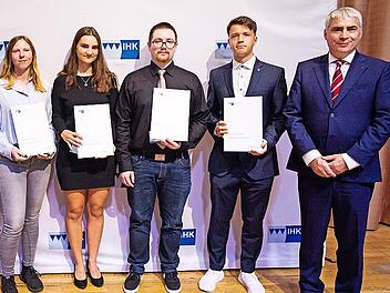 Als Prüfungsbeste wurden in Heroldsbach geehrt (v. l.): Pauline Schubert, Leonie Nützel, Alexander Zehr und Nico Markus Heinlein. Mit auf dem Bild: IHK-Präsident Michael Waasner