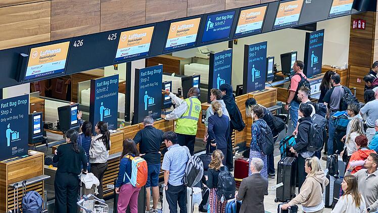 Flughafen BER mit wartenden Fluggästen