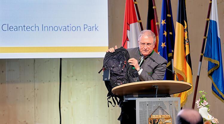 R&uuml;cktrittsforderung an Bezirkstagspr&auml;sident Henry Schramm