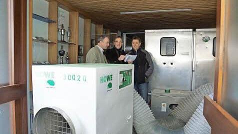 Schulleiter Bernd Czelustek, Planer Alexander Oehm und Architekt Thomas Ruser inspizieren das Gebläse und die Schleuse.