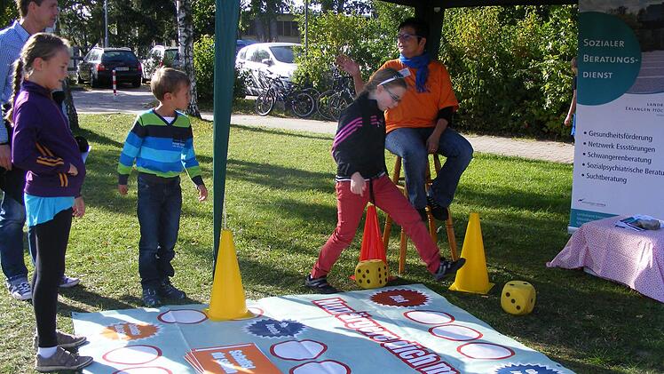 Ein übergroßes Spielfeld forderte Jung und Alt auf, sich bloß "nicht zu ärgern".