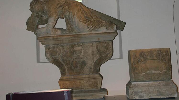 Vor der Witterung geschützt: Der Kreuzschlepper und vier weitere Steinskulpturen aus dem 16. und 18. Jahrhundert stehen jetzt in der Winzerscheune. Foto: Röllinger