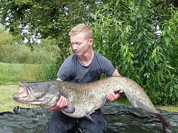 Manuel Sauer und der riesige Waller, den er aus der Aisch gezogen hat. Fotos: Erlwein