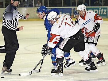 Max Zösch (Mitte, rechts Fabian Kohn) und die restlichen Haßfurter "Hawks" waren bei den "Ice Dogs" des EV Pegnitz (links Stefan Hagen) letztlich chancenlos. Foto: rn