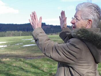 Heidrun Kestel wandert mit ihrem Mann gerne rund um Stockheim und im oberen Frankenwald. Aus der Ferne lässt sie den Blick über eine ihrer Strecken in Richtung Posseck ziehen. Nicht nur dort vermisst sie Möglichkeiten, sich zu stärken, im Sitzen den Ausblick zu genießen oder auf einer Bank im Schatten durchatmen zu können. Foto: Marco Meißner