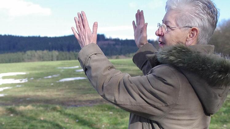 Heidrun Kestel wandert mit ihrem Mann gerne rund um Stockheim und im oberen Frankenwald. Aus der Ferne lässt sie den Blick über eine ihrer Strecken in Richtung Posseck ziehen. Nicht nur dort vermisst sie Möglichkeiten, sich zu stärken, im Sitzen den Ausblick zu genießen oder auf einer Bank im Schatten durchatmen zu können. Foto: Marco Meißner