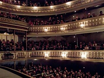 Gut gefüllt waren in vielen Vorstellungen in der zu Ende gehenden Saison die Zuschauerränge des Coburger Landestheaters. Foto: Jochen Berger/Archiv