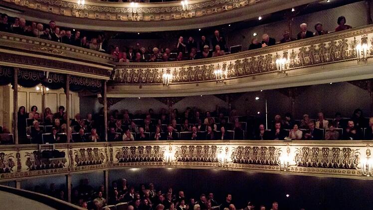 Gut gefüllt waren in vielen Vorstellungen in der zu Ende gehenden Saison die Zuschauerränge des Coburger Landestheaters. Foto: Jochen Berger/Archiv