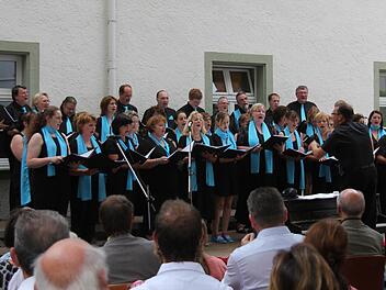 Seit 15 Jahren besteht der Chor "Akustica" im Musikverein Stadtsteinach. Im Hof des ehemaligen Landratsamts gab das Ensemble sein Sommerkonzert. Fotos: Klaus Klashcka