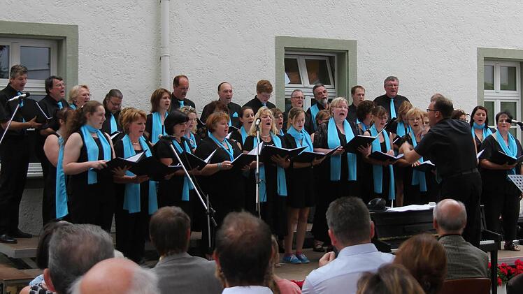 Seit 15 Jahren besteht der Chor "Akustica" im Musikverein Stadtsteinach. Im Hof des ehemaligen Landratsamts gab das Ensemble sein Sommerkonzert. Fotos: Klaus Klashcka