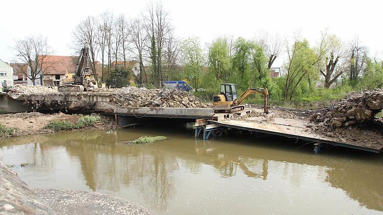 Der Abriss der Höchstadter Aischbrücke geht voran. Foto: Andreas Dorsch