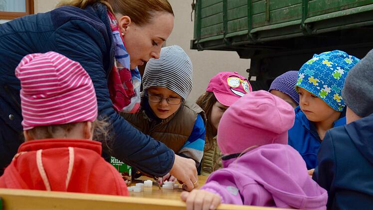 Dreizehn Stückchen Würfelzucker sind in einer Schokomilch enthalten, das erklärt hier Annegret Scheublein den Kindern, die Lehrerin für Hauswirtschaft an der Landwirtschaftsschule in Bischofsheim ist.  Foto: Kathrin Kupka-Hahn