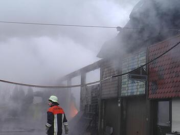 In einem Industriegebiet ist am Freitagmorgen eine Lagerhalle samt darin abgestellter Fahrzeuge in Brand geraten. Foto: news5/Licha