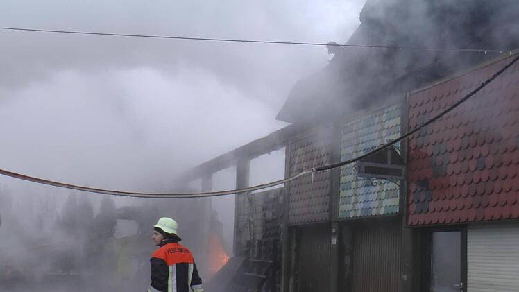 In einem Industriegebiet ist am Freitagmorgen eine Lagerhalle samt darin abgestellter Fahrzeuge in Brand geraten. Foto: news5/Licha