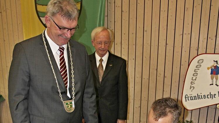 Christoph Zeuner beim Eintrag in das Goldene Buch der Gemeinde Untermerzbach. Links Bürgermeister Helmut Dietz und hinten Hansfried Nickel, der sich ebenfalls in Goldene Buch eintrug. Helmut Will