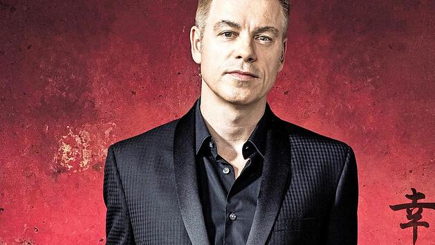 Michael Mittermeier packt die "Todes-Wuchtl" aus. Foto: PR