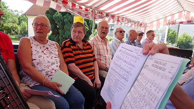 Geselligkeit im Erntewagen des Höchstadter HeimatvereinsFotos: Waltraud Enkert