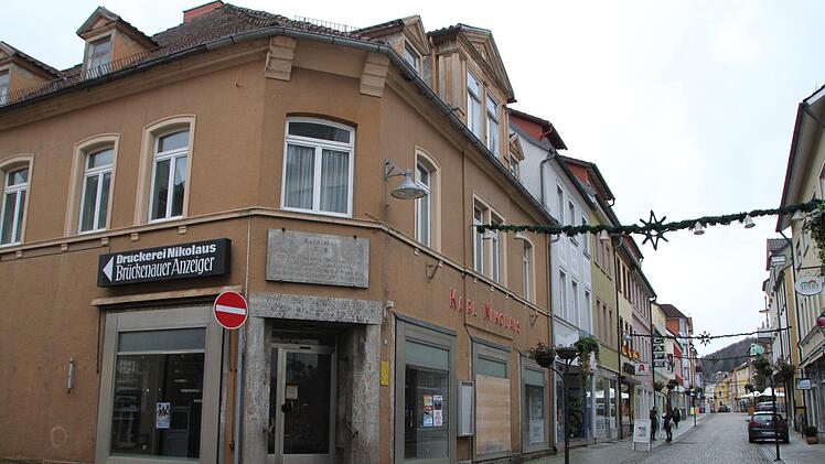 Die ehemalige Druckerei Nikolaus wird abgerissen. Dafür entsteht ein Haus mit neun Wohnungen sowie Büroräumen. Foto: Ulrike Müller