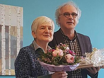 Herbert Durst, Leiter der EFL-Beratungsstelle Schweinfurt, verabschiedete Johanna Schießl in den Ruhestand. Repro: Markus Hauck/pow