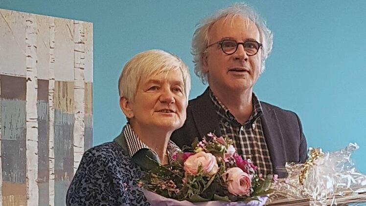 Herbert Durst, Leiter der EFL-Beratungsstelle Schweinfurt, verabschiedete Johanna Schießl in den Ruhestand. Repro: Markus Hauck/pow