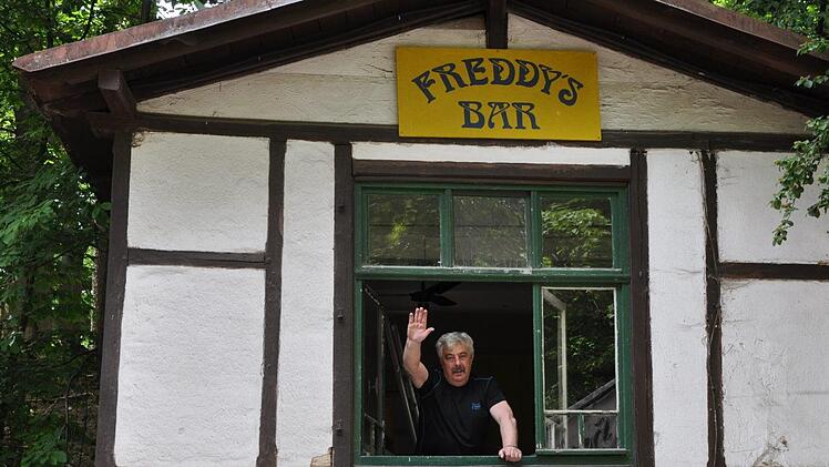 Der (jetzt ehemalige) Chef des Kult-Treffs winkt wehmütig aus dem Fenster des Fachwerk-Häuschens.