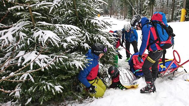 Auch bei Eis und Schnee sind die Aktiven der Bergwacht Kulmbach-Obermain im Einsatz. Unser Bild zeigt sie bei einer Pr&uuml;fung 2019 am Ochsenkopf im Fichtelgebirge.