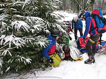 Auch bei Eis und Schnee sind die Aktiven der Bergwacht Kulmbach-Obermain im Einsatz. Unser Bild zeigt sie bei einer Prüfung 2019 am Ochsenkopf im Fichtelgebirge.