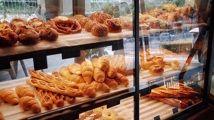 Beim Bäcker kannst du frische und vielfältige Backwaren kaufen.