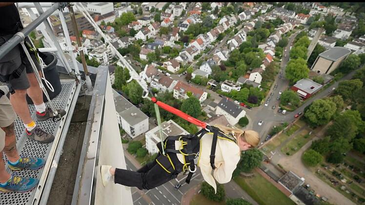 Und ab! Franzi wagt das House Running auch ohne Kevin.