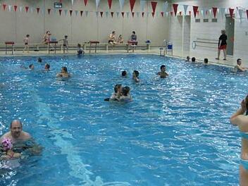 Eine Aufnahme aus den guten alten Tagen des Eberner Hallenbades. Im Neubau wird für die öffentliche Nutzung auch viel Raum vorgehalten. Die Kosten für den Bau und den Betrieb übernimmt dafür die Stadt Ebern.  Foto: FT-Archiv