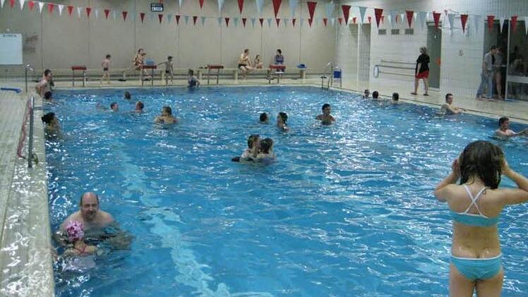 Eine Aufnahme aus den guten alten Tagen des Eberner Hallenbades. Im Neubau wird für die öffentliche Nutzung auch viel Raum vorgehalten. Die Kosten für den Bau und den Betrieb übernimmt dafür die Stadt Ebern.  Foto: FT-Archiv
