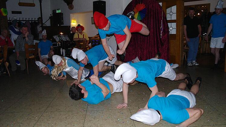 Die "Schickeria" begeisterte mit einer schlumpfigen Darbietung. Foto: Stephanie Elm