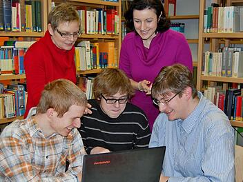 Daniel Vedder (v.l.), Jonas Wilm und Niklas Götz zeigen Sabine Dittmar (l.) und Dorothee Bär ihre Website "Jugend denkt Europa".Foto: Sigismund von Dobschütz