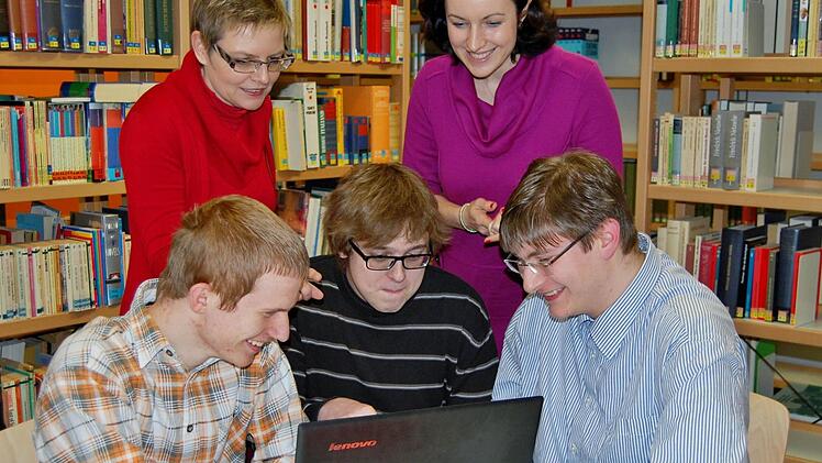 Daniel Vedder (v.l.), Jonas Wilm und Niklas Götz zeigen Sabine Dittmar (l.) und Dorothee Bär ihre Website "Jugend denkt Europa".Foto: Sigismund von Dobschütz