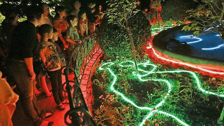 Lichtinstallationen im Hofgarten (hier der Herzog-Alfred-Brunnen 2013) gehören seit 2005 zur "Nacht der Kontraste". Foto: CT-Archiv/Barbara Herbst