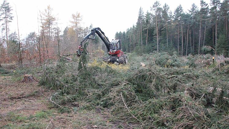 Harvester im Einsatz auf dem Stellplatz der Windenergieanlage 4  Foto: Friedwald Schedel
