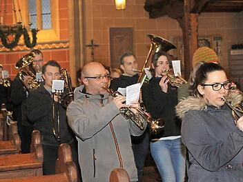 Auch der Auszug aus der Kirche will geübt sein - schließlich soll niemand ins Stolpern kommen. Foto: Carmen Schwind