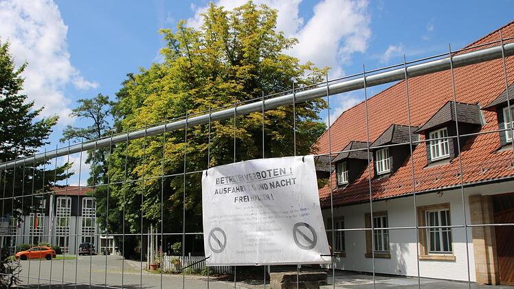 Nach dem Pfingsthochwasser immer noch geschlossen: das Achat-Plaza-Hotel in der Luitpoldstraße. Und so wird es auf absehbare Zeit auch bleiben. Foto: Stephan Tiroch
