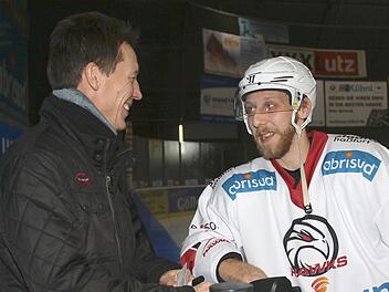 Jakub Sramek (rechts) war bei seinem ersten Probetraining eine "Wundertüte". Doch nach zwei Wochen stand für ESC-Trainer Martin Reichert (links) fest: "Wir dürfen Jakub ohne Vertrag nicht mehr gehen lassen." Mittlerweile ist der 25-jährige Tscheche der effektivste Scorer in der Vereinsgeschichte. Ob er auch kommende Saison für den ESC auf dem Eis steht, ist dagegen eine noch offene Frage. Ralf Naumann