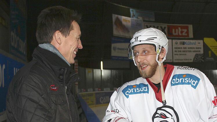 Jakub Sramek (rechts) war bei seinem ersten Probetraining eine "Wundertüte". Doch nach zwei Wochen stand für ESC-Trainer Martin Reichert (links) fest: "Wir dürfen Jakub ohne Vertrag nicht mehr gehen lassen." Mittlerweile ist der 25-jährige Tscheche der effektivste Scorer in der Vereinsgeschichte. Ob er auch kommende Saison für den ESC auf dem Eis steht, ist dagegen eine noch offene Frage. Ralf Naumann