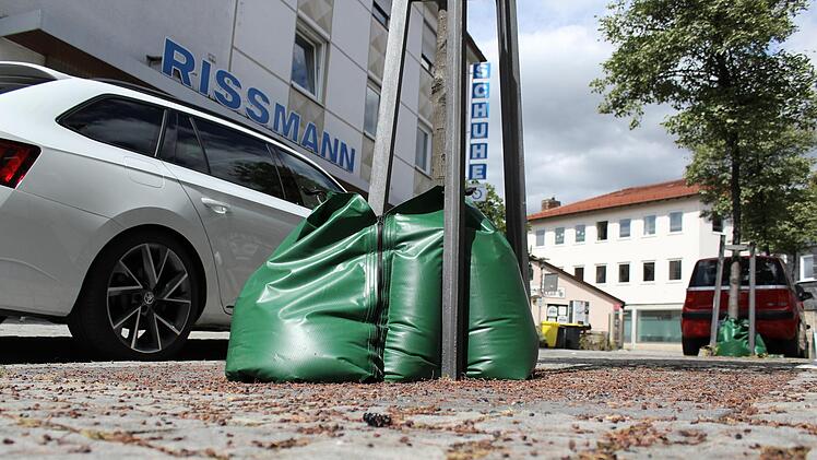 Mit Wasserspeichersäcken werden Bäume in der Innenstadt versorgt.